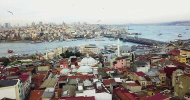 Istanbul, dinde aérien voir. vue de le bosphore, galata la tour, galata pont et d'or klaxon de ancien ville de istanbul. panoramique voir. Istanbul ville vue de une drone 4k video