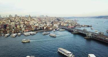 Istambul, Peru aéreo visualizar. Visão do a bósforo, galata torre, galata ponte e dourado chifre a partir de antigo cidade do Istambul. panorâmico visualizar. Istambul cidade Visão a partir de uma zangão 4k video