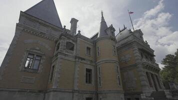 une grand historique monument. action. une énorme forteresse de terne Jaune briques sur une bleu lumière journée Contexte. video