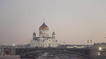 Antenne Aussicht von schön alt Kathedrale Gebäude und Moskau Fluss auf Sonnenuntergang Himmel Hintergrund. Aktion. groß Kirchen mit golden Kuppeln und das Brücke, Konzept von die Architektur. video