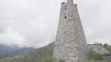 medievale torri nel montagne nel estate. azione. natura Riserva con medievale pietra torri nel montagne. bellissimo difensiva torri di medievale architettura nel montagne su sfondo nuvoloso cielo video