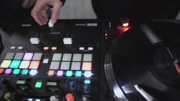 gens bouge toi et régler éloigné avec leur mains. art. deux DJ tour mixer et changement lieux. tour poignées avec votre mains et le boutons lueur video