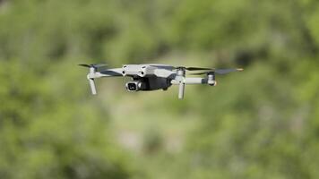en volant drone dans air. action. drone mouches plus de vert des arbres. Nouveau modèle de drone dans air pousse vert des arbres dans été video