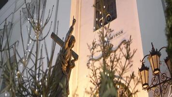 une magnifique petit monument avec brûlant guirlandes autour. action. une blanc bâtiment avec branches de sapin des arbres suivant à lequel là sont embrasé lanternes et tout est décoré avec Noël video