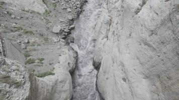 Berg Wasserfall. Aktion. dünn Streams mit Tropfen von Wasser Lauf Über Berg Felsen und fallen runter. video