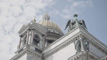 st. isaacs katedral. handling. de skön tak av ett av de monument av st. Petersburg, tagen från Nedan och mot de blå himmel. video