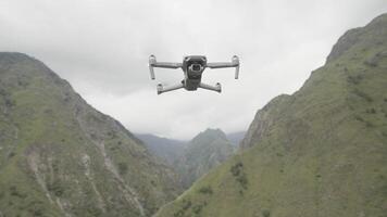 aérien drone paysage de vert Montagne paysage. action. fantastique sauvage rochers et pittoresque pistes sur une été journée avec en volant quadricoptère. video
