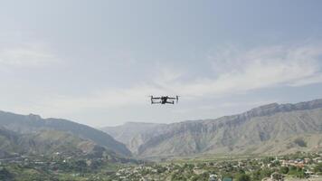 en volant drone dans air. action. drone mouches plus de magnifique Montagne paysage sur ensoleillé journée. drone dans air pousse Montagne paysage video