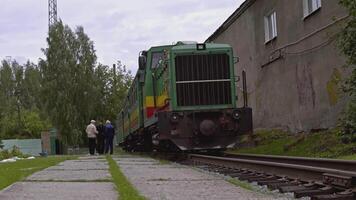 lokomotiv depå med skenor och ånga tåg. stock antal fot. sommar industriell utomhus bakgrund. video