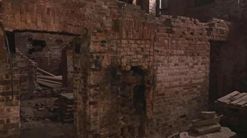 un vieux ruiné bâtiment avec cassé des murs et embarqué en haut les fenêtres les fenêtres. Stock images. vue à l'intérieur de une grand industriel brique mur bâtiment. video