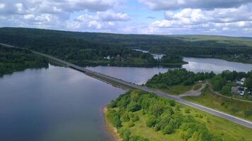 de reusachtig Krim brug. klem. een brug voorbijgaan door een lang rivier- tegen de achtergrond van bossen en blauw lucht. video