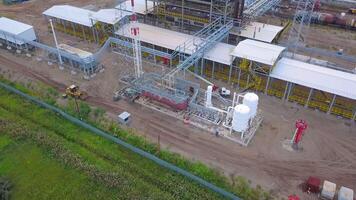 flux de travail. agrafe. drone vue de une lourd production usine video