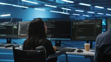 mujer con discapacidad siguiente a diverso compañeros de trabajo en datos centrar codificación en computadora. silla de ruedas usuario y multiétnico equipo trabajando juntos, en inclusivo y diverso espacio de trabajo, haciendo programación video