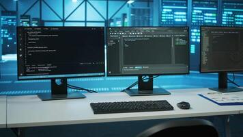 lijnen van code rennen Aan computer schermen in gegevens centrum, gebruikt voor probleemoplossen rackmounts in server rijen. dichtbij omhoog schot van script werken Aan pc monitoren upgraden hardware video