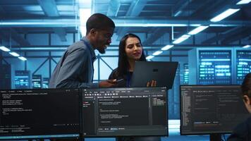 Techniker und Mannschaft Führer im Server Bauernhof suchen zum Ausrüstung Fehlkonfigurationen beeinflussen Leistung. multiethnisch Mitarbeiter Überprüfung Daten Center Infrastruktur Engpässe führen zu Glitches video