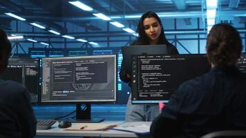 ritratto di sorridente indiano manager nel server camera gestione squadra di ingegneri guardare per attrezzatura errate configurazioni. contento squadra capo coordinamento dipendenti controllo dati centro colli di bottiglia video
