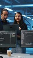 Vertikale multiethnisch Mannschaft von Admins Arbeiten im hoch Technik Server Zimmer fähig von Speicherung riesig Beträge von Daten. vielfältig Kollegen tun Brainstorming, diskutieren Wege zu Fix Server video