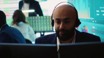 förvaltning associera delning insikt på årlig statistik under en ring upp med de rådgivande styrelse, tillhandahålla initiativ till förbättra operativ prestanda metrik. stor data skärm. kamera a. video