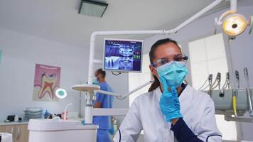 Arzt Spezialist reden mit geduldig im Stomatologie Klinik, Sitzung auf Stuhl Vor Untersuchung. Stomatologe erklären Dental Problem und Behandlung Zahnheilkunde Verhütung tragen Schutz Maske video