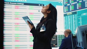 contabilidade Gerente revendo despesas números depois de por mês custos, trabalhando em uma financeiro projeção para deduzir a futuro empreendimento situação. o negócio analista faz uma financeiro estudar. Câmera uma. video