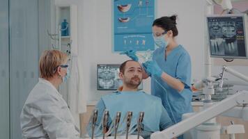 tandvård sjuksköterska håller på med anestesi med syre mask på patient, framställning till do borra procedur till bota tandvärk. tandläkare använder sig av dental verktyg och bedövningsmedel för kirurgi i stomatologisk kontor. video
