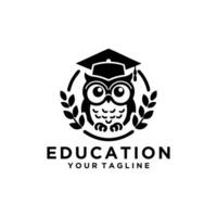 búho logo con graduación sombrero. educación logo diseño vector