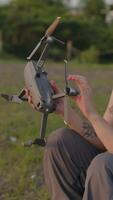 meisje ronddraaien een quadrocopter, verticaal video