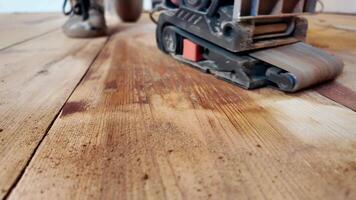 dinámica de de madera piso restauracion. el trabajo de un lijadora a eliminar antiguo piso pintar. renovación de el de madera superficie. moderno renovación. video