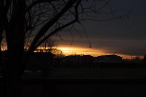 rojo puesta de sol pueblo silueta 5 5 foto