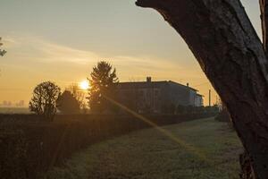 puesta de sol campo pueblo foto