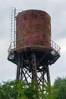 antiguo oxidado metal agua torre foto