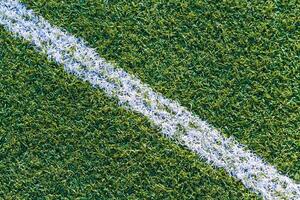 Deportes campo con artificial césped y blanco marcas foto