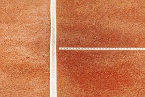 blanco líneas en un arcilla tenis tribunales foto