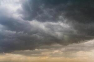 nublado cielo y tormenta nubes foto