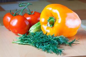 ingredientes para ensalada en un corte tablero foto