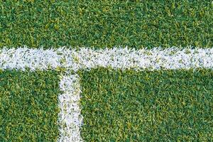 Deportes campo con artificial césped y blanco marcas foto