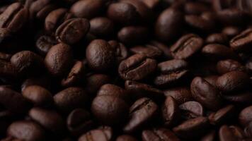 Nahansicht von braun geröstet Kaffee Bohnen, dunkel von Bohne, Makro von Bohne, Nahansicht von ein Bohne video