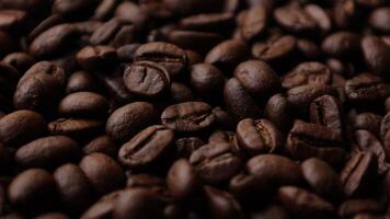 närbild av brun rostad kaffe bönor, mörk av böna, makro av böna, närbild av en böna video