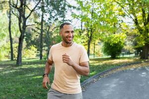 alegre y exitoso Hispano hombre trotar en el parque, hombre corriendo en un soleado día, sonriente y contento teniendo un al aire libre actividad. foto