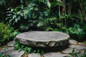 un vacío natural Roca pedestal plataforma rodeado por vibrante tropical follaje, creando un cautivador ajuste para publicidad productos cosméticos o protección de la piel productos, Perfecto para Bosquejo diseños foto