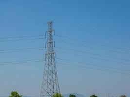 vista de ángulo alto del poste de cable de alto voltaje sobre fondo de cielo azul. foto