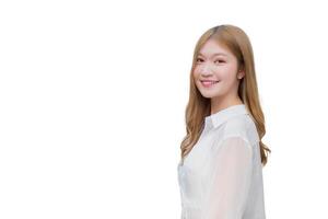 retrato joven asiático hermosa mujer tiene rubia largo pelo en blanco camisa ella es sonriente y en pie con confianza para presentación mientras aislado blanco antecedentes. foto