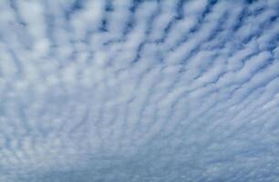 azul cielo y blanco nubes nubes en el cielo en ondas. nubes son me gusta olas foto