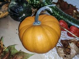 Víspera de Todos los Santos calabaza mentiras en el mesa. Víspera de Todos los Santos calabaza. fiesta calabaza foto