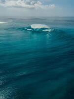 vidrioso ola con barril en azul Oceano en bali aéreo ver foto