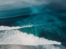 aéreo ver con surf en ola. olas con surfistas en Oceano foto