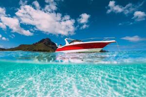 tropical Oceano agua con arenoso fondo y motor barco foto