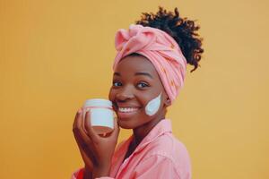 sonriente africano joven mujer con cara crema en su manos. piel cuidado concepto. foto