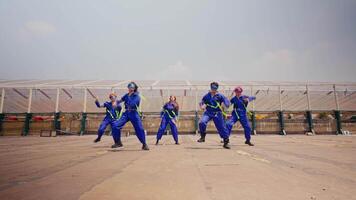 groupe de ouvriers dans bleu uniformes et sécurité équipement performant une coordonné Danse en plein air. video