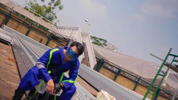 Konstruktion Arbeiter im Sicherheit Ausrüstung mit reflektierend Sonnenbrille auf ein Gebäude Seite? ˅. video